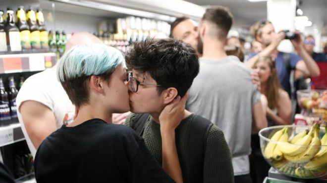 katie lesbian rees kiss