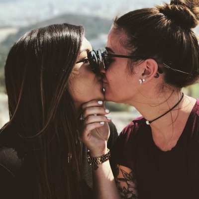 kiss girl girl lesbian